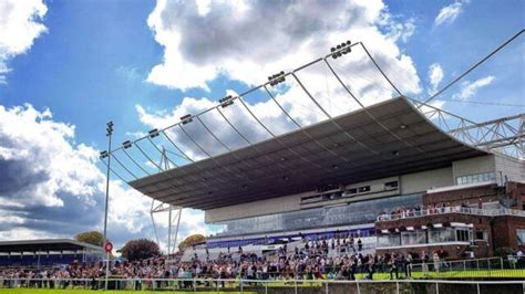 racing at kempton today.